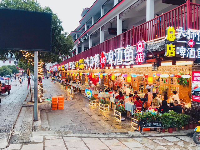 下了船之后大概走10分钟左右,就可以到达西街美食街_阳朔西街美食街&