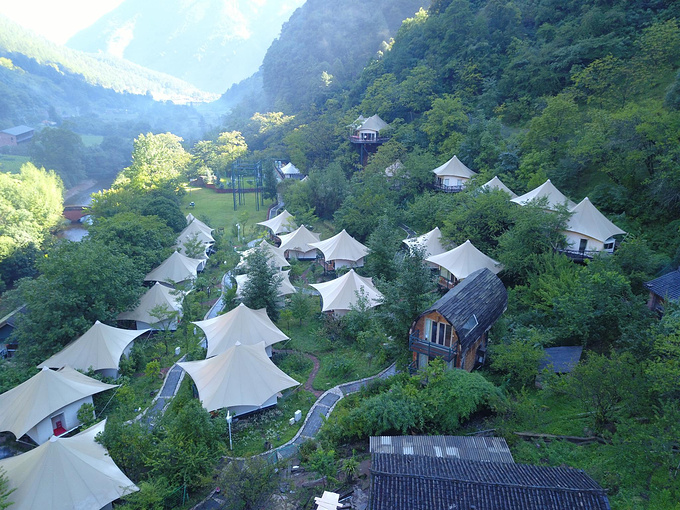 航拍清晨的安七尼帐篷酒店,在黎明老君山景区里面,出入到居民聚集街市