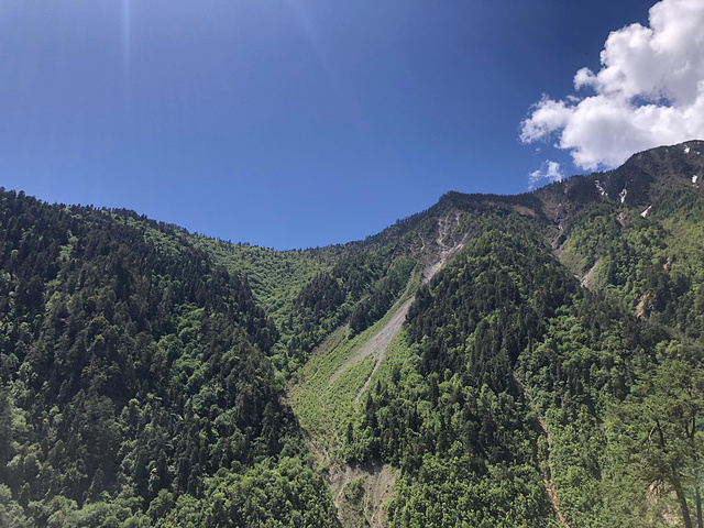 明永冰川是云南省最大最长和末端海拔最低的山谷冰川不过明永冰川正在