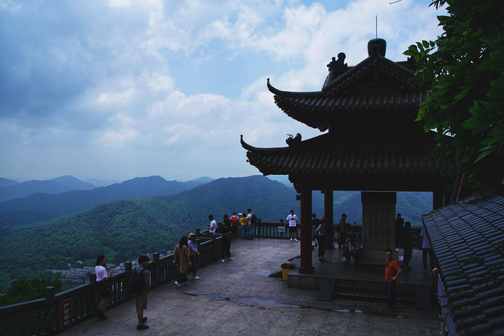 天下第一财神庙灵顺寺 灵顺寺,位于杭州北高峰山巅,拥有想当当的名字"