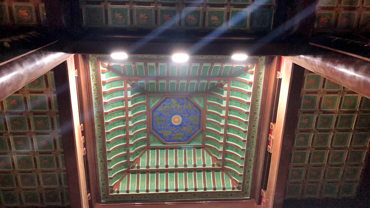 二楼大厅正面墙上,有用大理石镌刻的唐代阎伯理撰写的《黄鹤楼记》