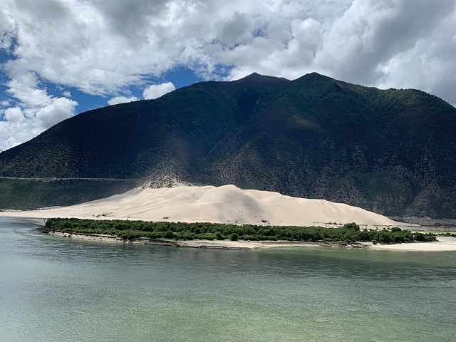 由于劲风如飓将河床河沙吹送上岸堆积而成的奇特景观佛掌沙丘,我们