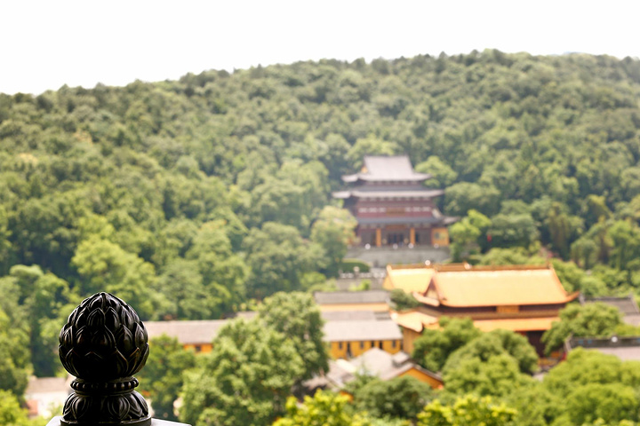 在雷峰塔对面的南屏山上是西湖历史上四大古刹之一中国著名寺院净慈寺