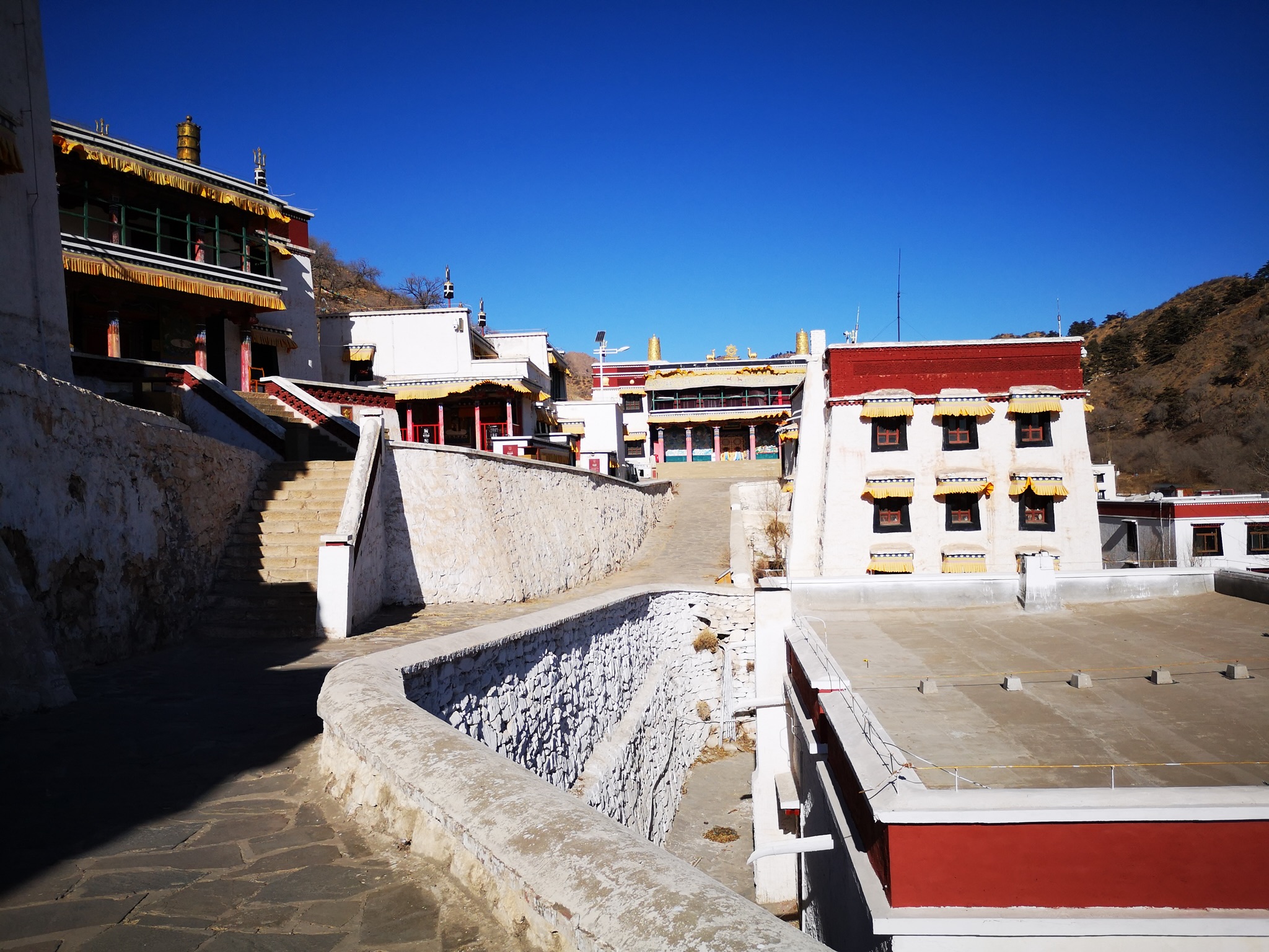 简介五当召是内蒙古最大的藏传佛教格鲁派寺院为中国喇嘛教的四大名寺
