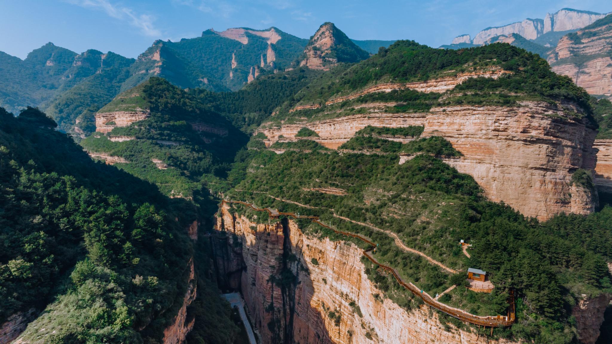 赏悬崖峭壁，品红色文化，这个十一假期就去山西黄崖洞