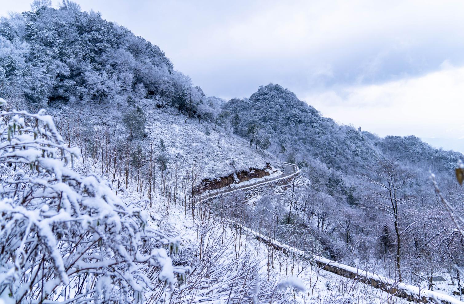 跨年的仪式都在一场雪白的世界里，在羌山感受冬日欢喜