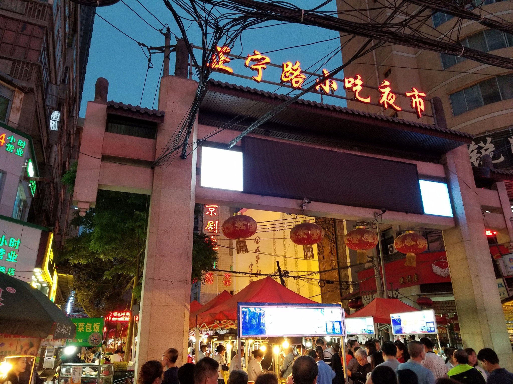 兰州正宁路小吃街，中国最火的美食街，吃货们不能错过的饕鬄阵地_夜市