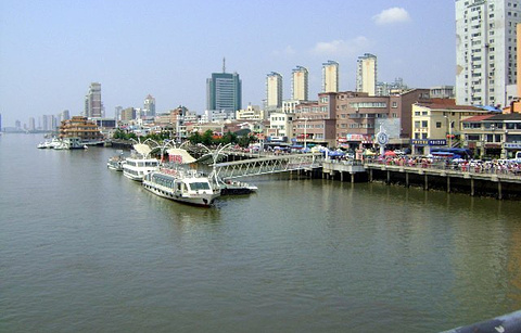 5分 人 均 &yen; 50 地 址 丹东市振兴区滨江中路鸭绿江1号观光码头