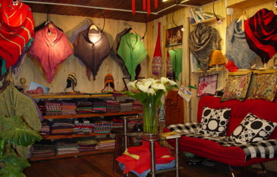 泸沽湖摩梭人传统手工纺织精品专卖店旅游景点图片