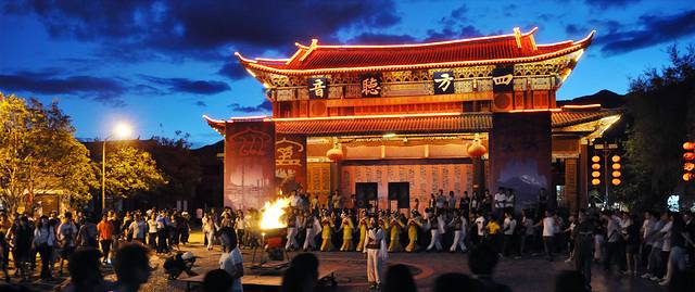 四方街篝火晚会