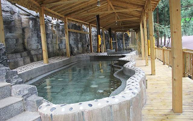 观山湖生态温泉游泳度假村