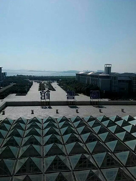 武汉大学东湖分校(东大门)的图片