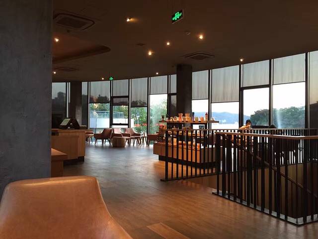 星巴克(杭州千岛湖秀水广场店)