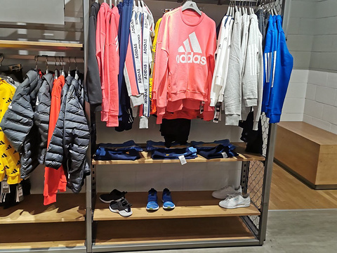 adidas宝龙广场(百盛店)旅游景点图片