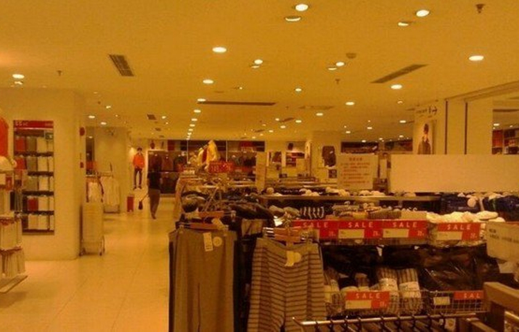 优衣库(上海打浦桥日月光中心店)