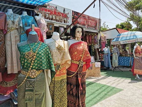 Traditional Thai Costume for rent