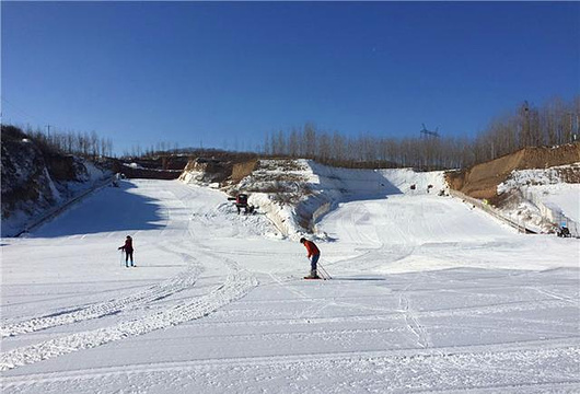 龙泉国际滑雪场旅游景点图片