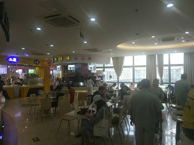 水平方美食广场