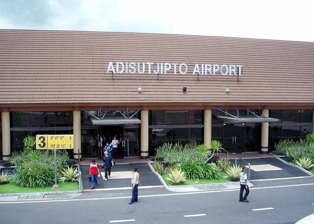 阿迪苏特吉普托国际机场