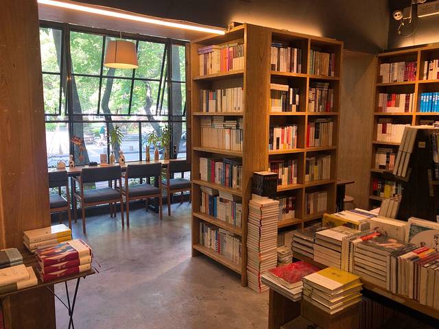 先行图书(垂虹路店)