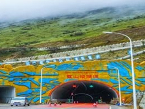 黄龙五彩池旅游景点图片