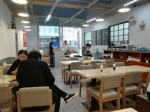 排名第0(共0个)人均:20元热门点评:共1条点评这家四季三餐小吃快餐