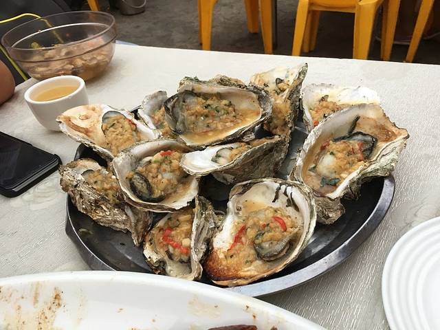 金河畔美食广场荔枝柴现烤烧鹅