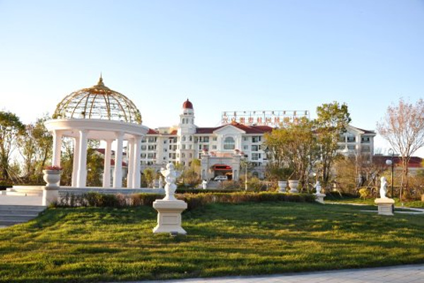 花园景观随处可见,一河三公园环抱其中尚客优连锁酒店(科右前旗政府店