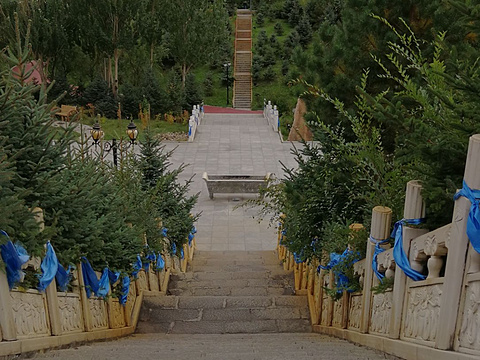 成吉思汗出生地布尔罕山圣石巴彦额尔敦敖包旅游景点图片