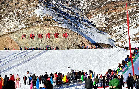 阿勒玛滑雪场位于巴彦岱镇苏阿拉木图村阿勒玛景区内离伊宁市二十多