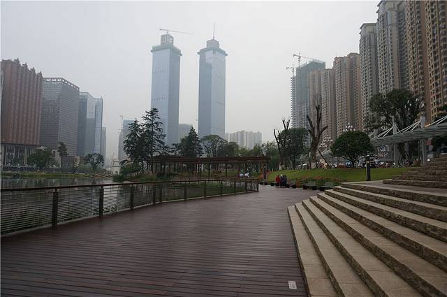 花果园湿地公园滨水广场