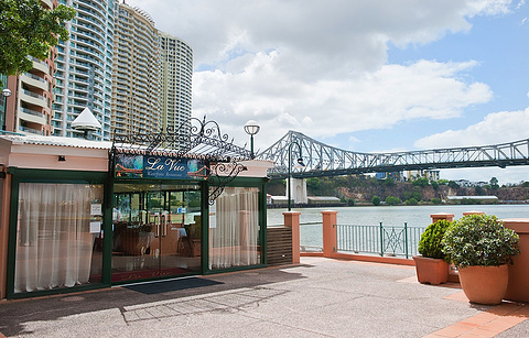 La Vue Waterfront Restaurant
