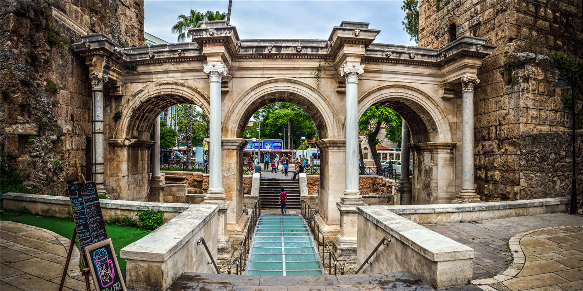 游览安塔利亚城中历史遗迹