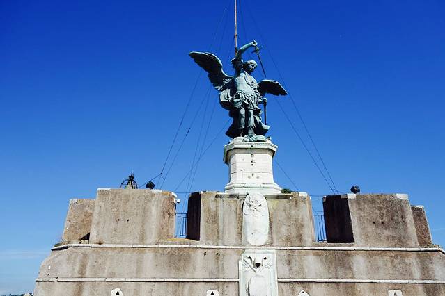 圣·迈克尔塑像