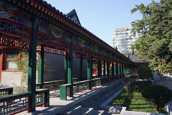 曾是乾隆皇帝和皇太后的行宫，距今已有四百多年历史。不仅可以欣赏建筑与自然景观结合的美，还能参观展馆，了解当时的历史。