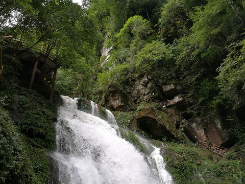 白龙潭瀑布旅游景点图片