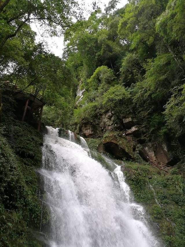 天龙凌龙(白龙潭瀑布)