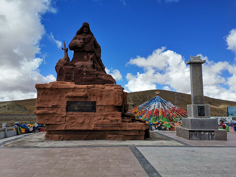 杰桑索南达杰烈士纪念碑的图片
