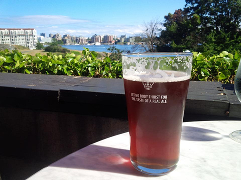 Spinnakers Brewpub and Guesthouses