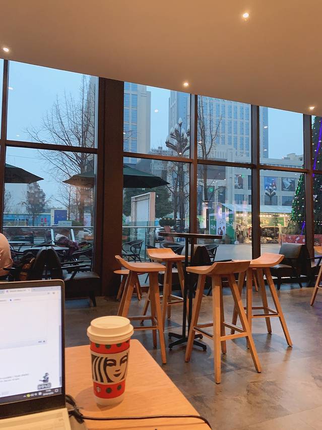 星巴克(都江堰百伦百货店)