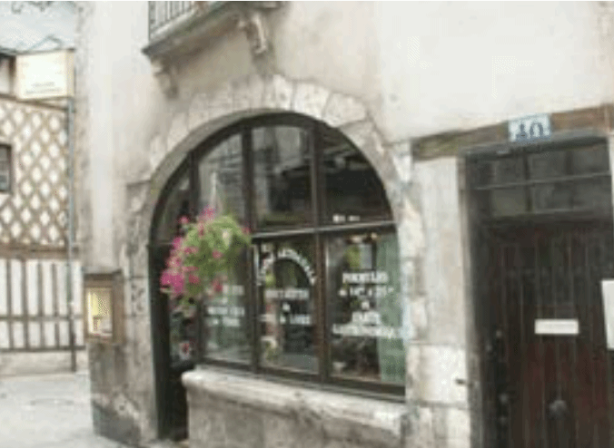 Le Castelet 位于布卢瓦的城市心脏部位，饭店在一座 16 世纪的旧房子里，厨师使用的是每天的新鲜食材，还专门为小朋友配置了少儿菜单，这家饭店多次登上旅游网站与美食网站推介，值得尝试。
