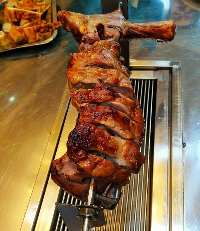 西域风情炭火烤羊腿