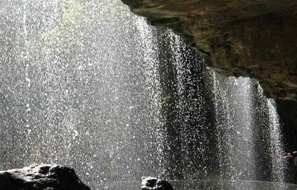 崇福寺滴水岩风景区