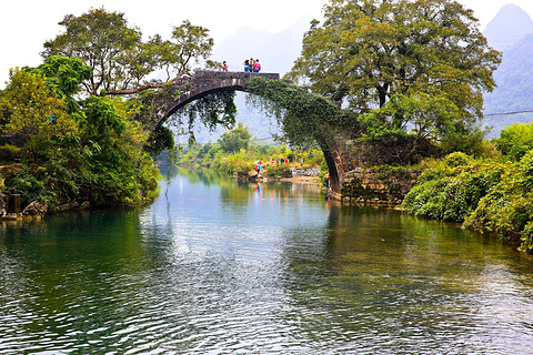坐上桥头开始创作我坐在桥上看风景看风景的人在船上看我青山装饰了你