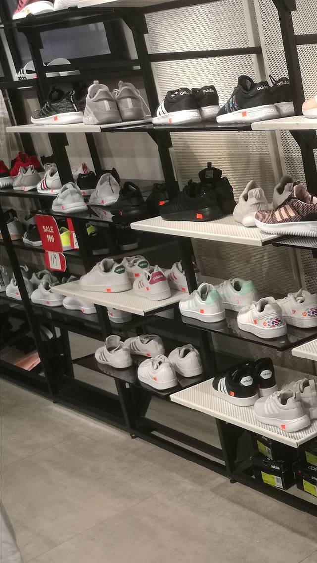 阿迪达斯(新华路店)