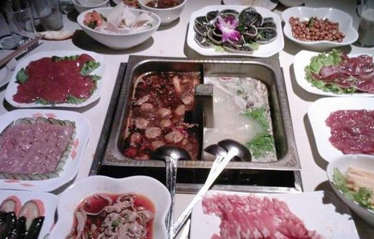 海底捞火锅(三盛国际店)