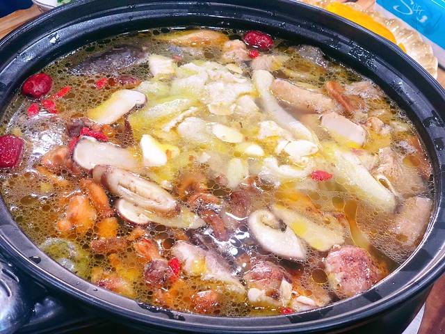 阿妈野生菌土鸡腊排骨·蒸汽石锅鱼