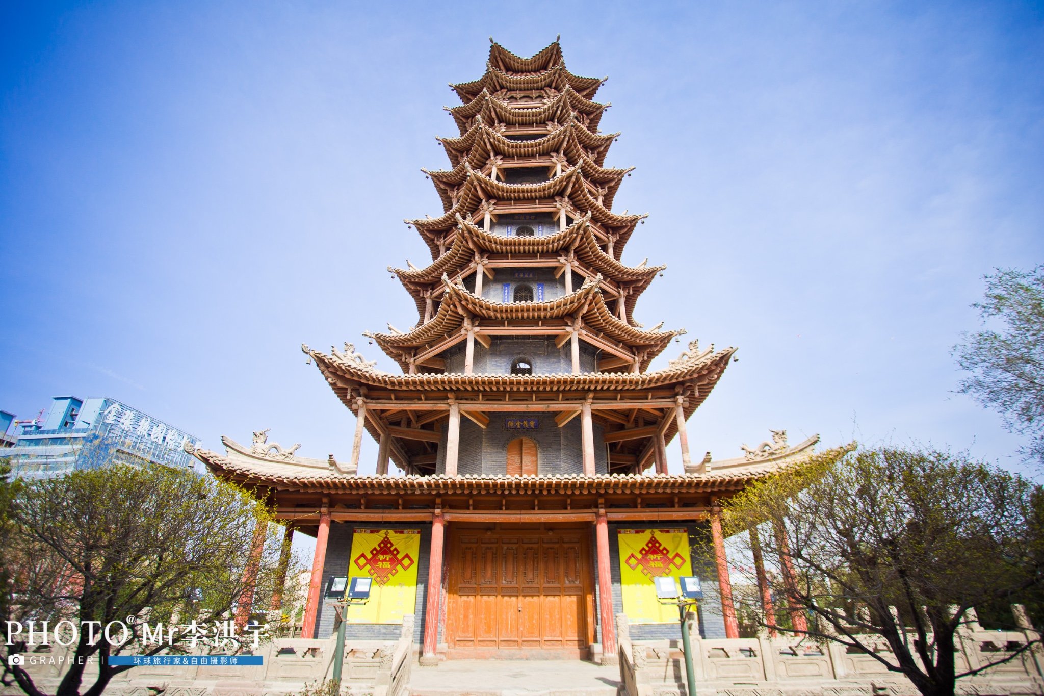 推荐星级:参观岩壁中凿刻的千年石窟建筑群,登上佛窟内远望外面的祁连