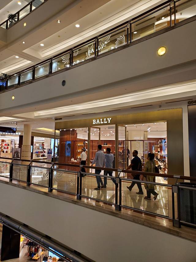 百盛（双威金字塔）