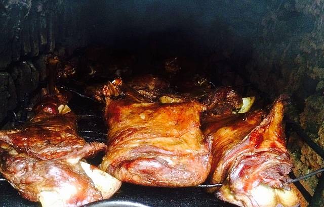 杨家庄土窑果木烤全羊